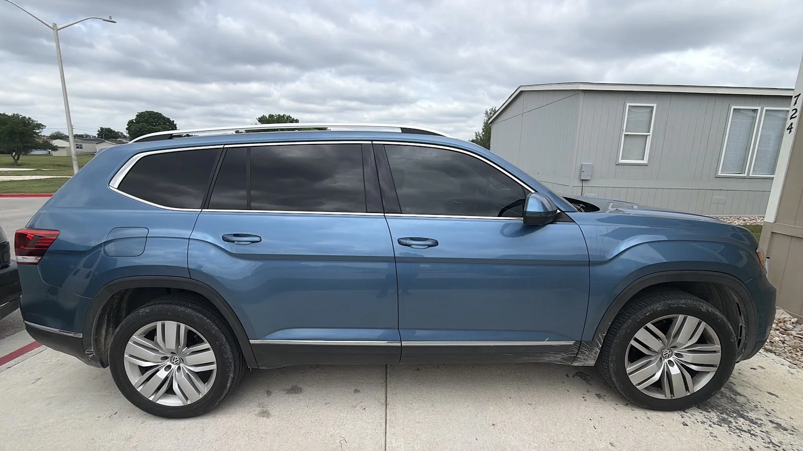 Inside Window tint &detail polarizado de autos — shop interior and work bay
